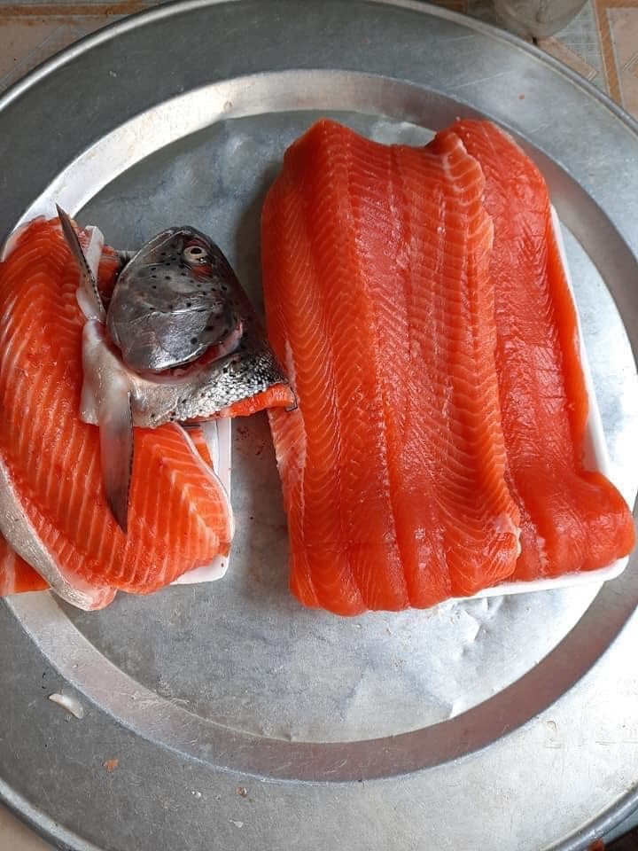 Cá hồi Sapa 190 ngàn đồng/kg, bà nội trợ mua chung thùng xốp 50kg ăn dần-4
