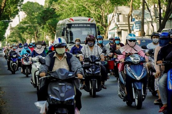Đường phố TP.HCM tấp nập trở lại