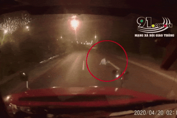 Clip: Chạy xe lúc 2 giờ sáng, hình ảnh giữa đường khiến tài xế container 