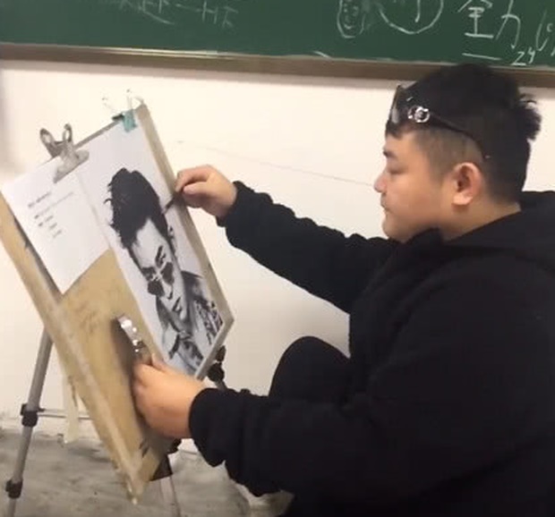 Được yêu cầu tự họa chân dung, sinh viên đạt điểm tối đa vì vẽ mình như nam thần, nhưng sự thật phía sau lại cực đắng-3