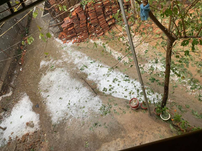 Mưa đá to như quả trứng kéo dài suốt 20 phút ở xã biên giới Nghệ An-4