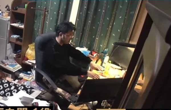 Tốt nghiệp ĐH danh giá, người đàn ông chưa cai sữa ở nhà với mẹ, tắm chung 1 lần/tuần-5