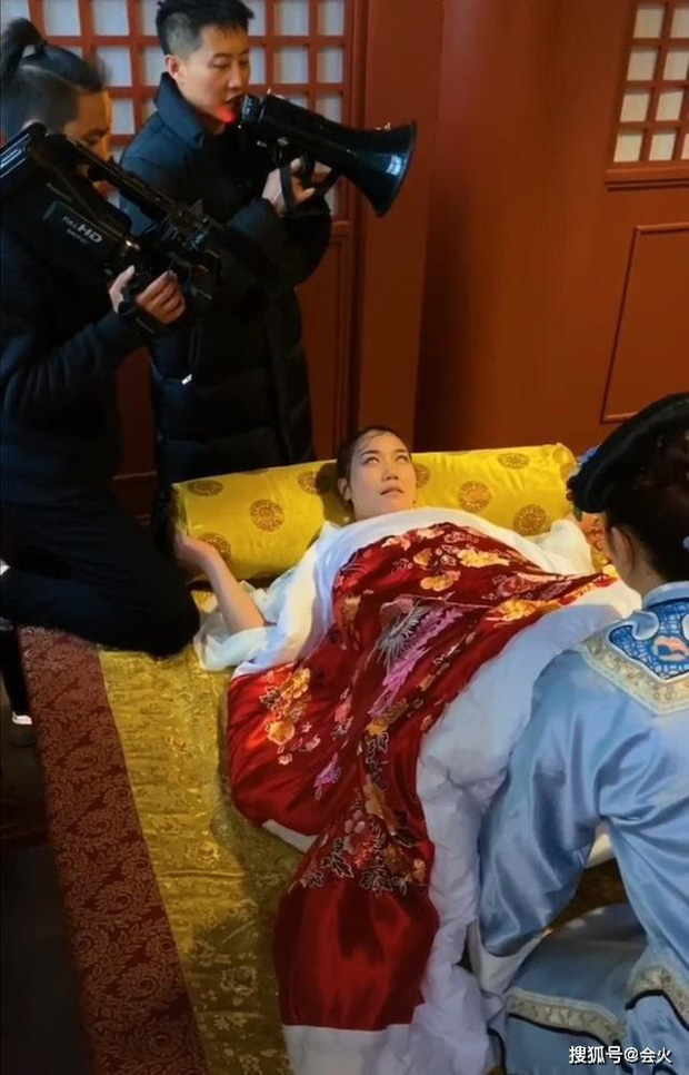 Cười tắt thở cảnh phi tần lâm bồn trong phim cổ trang, kế bên còn có máy mô phỏng cảm giác khiến diễn viên đau đớn như thật!-1