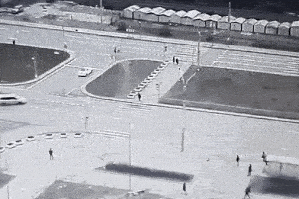 Ôtô đứt đôi sau khi va chạm với xe khác tại ngã tư