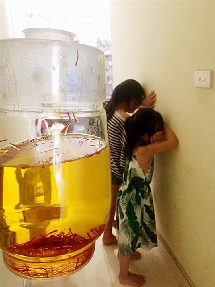 Người mẹ than thở không biết phải khóc hay cười khi hai cô con gái thản nhiên mang ấm trà trị giá cả triệu đồng đến mời mẹ uống cho dễ ngủ-2