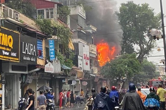 Hà Nội: Nhà 2 tầng ở phố Hàng Ngang bốc cháy dưới trời mưa, nhiều người hoảng sợ