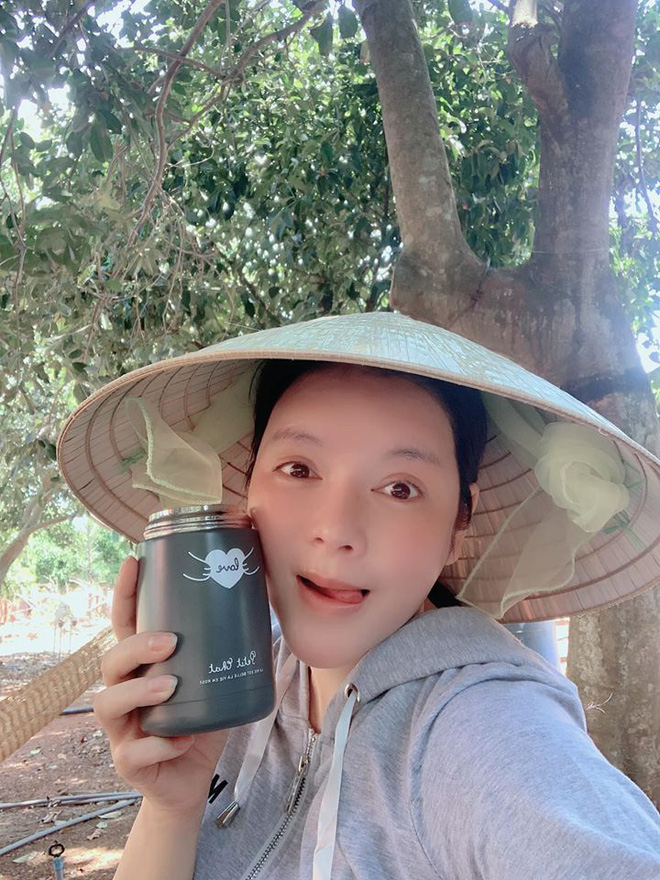 Lý Nhã Kỳ: Từ mỹ nữ siêu lộng lẫy, sang chảnh tới nữ nông dân lấm lem bùn đất-10