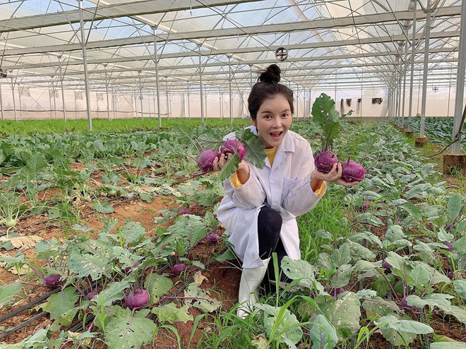 Lý Nhã Kỳ: Từ mỹ nữ siêu lộng lẫy, sang chảnh tới nữ nông dân lấm lem bùn đất-11