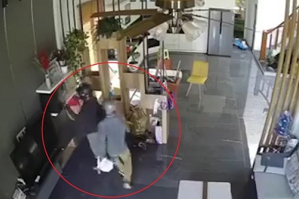 Đôi nam nữ đi xe máy trộm xe đạp trẻ em-1