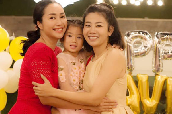 Con gái Mai Phương đoàn tụ với ông bà ngoại-7