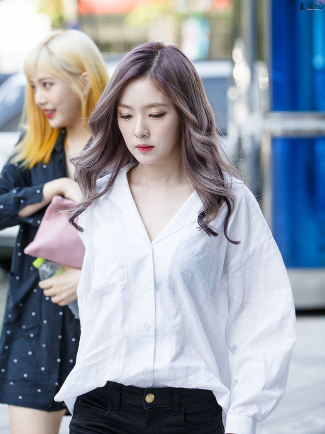 Áo sơ mi/blouse trắng nhạt cỡ nào thì vào tay các mỹ nhân Hàn cũng ra được những set đồ đẹp mê ly-2