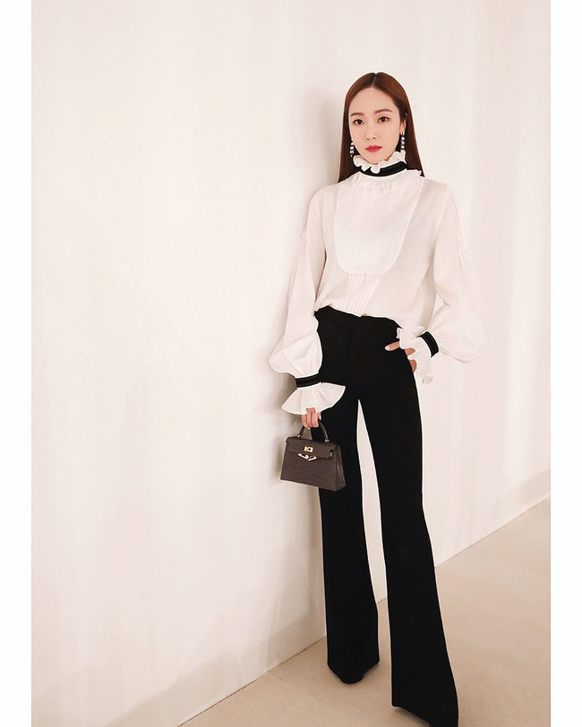 Áo sơ mi/blouse trắng nhạt cỡ nào thì vào tay các mỹ nhân Hàn cũng ra được những set đồ đẹp mê ly-3