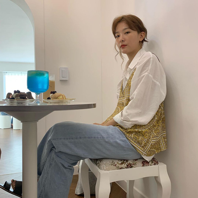 Áo sơ mi/blouse trắng nhạt cỡ nào thì vào tay các mỹ nhân Hàn cũng ra được những set đồ đẹp mê ly-7