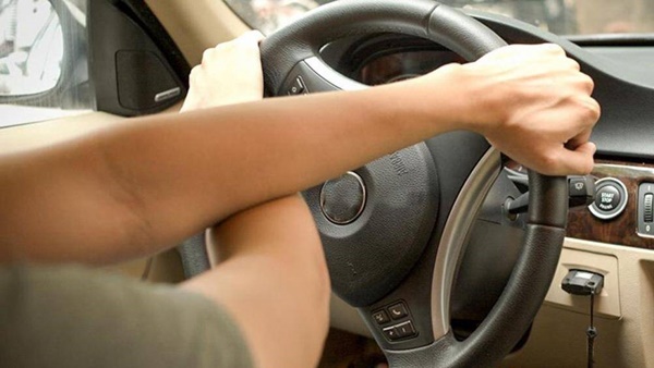 Bốn tư thế cầm vô lăng dễ gây nguy hiểm tới tính mạng-3