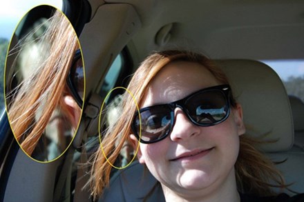 Chụp ảnh selfie, bé gái sau đó mới phát hiện gương mặt kì lạ phía sau và tin rằng nó có liên quan đến vụ tai nạn 1 năm trước