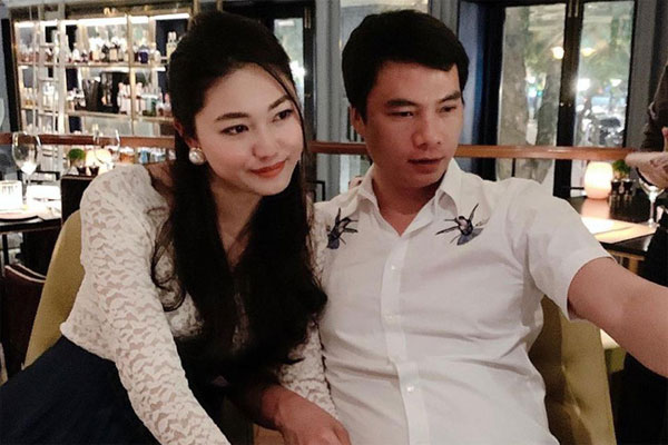 Chị em Á hậu lấy chồng đại gia: ăn mặc sang chảnh, lúc nào cũng xách túi hiệu đôi-16