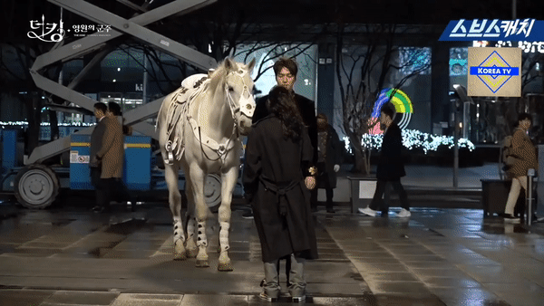 Hậu trường cực hài của Quân Vương Bất Diệt: Ngựa cưng Maximus dằn mặt Kim Go Eun vì tình tứ với Lee Min Ho?-4