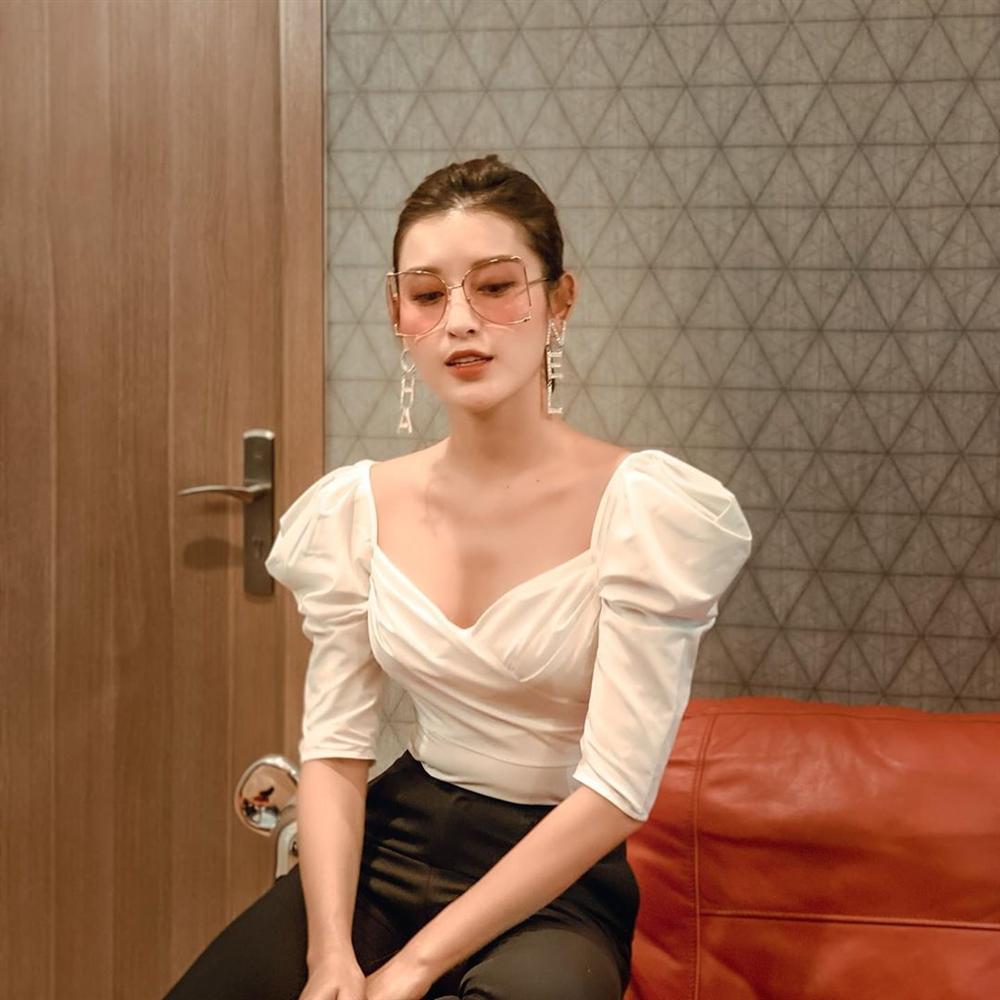 Kiểu áo vừa sexy vừa sang chảnh đang được các quý cô châu Á thi nhau diện, bạn còn chưa update thì thật có lỗi với tủ đồ-1