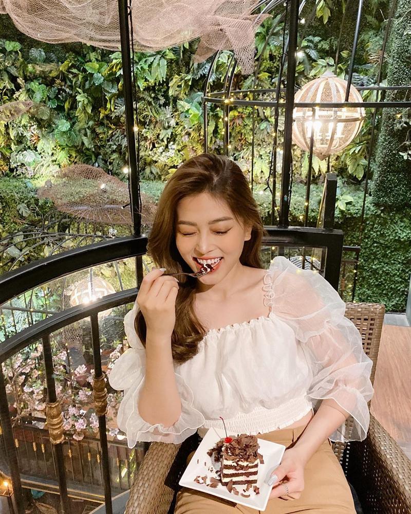 Kiểu áo vừa sexy vừa sang chảnh đang được các quý cô châu Á thi nhau diện, bạn còn chưa update thì thật có lỗi với tủ đồ-6