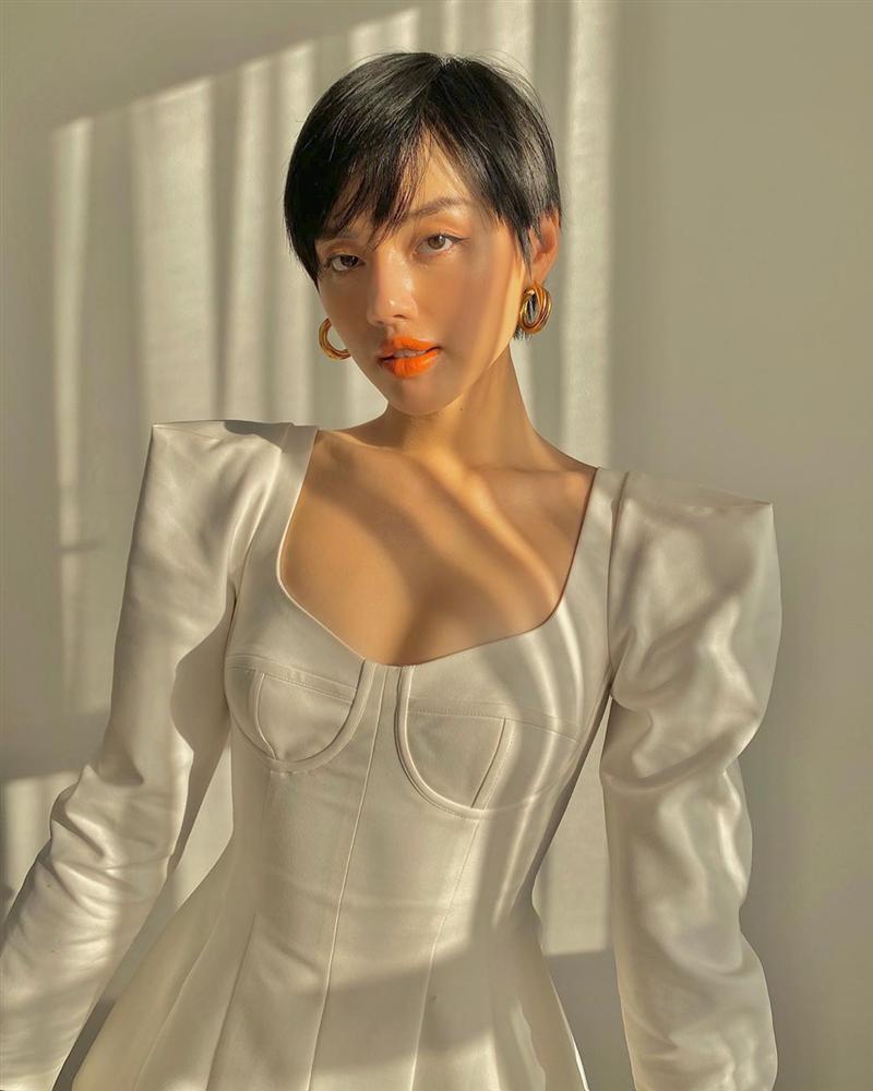 Kiểu áo vừa sexy vừa sang chảnh đang được các quý cô châu Á thi nhau diện, bạn còn chưa update thì thật có lỗi với tủ đồ-7