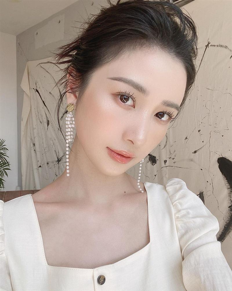 Kiểu áo vừa sexy vừa sang chảnh đang được các quý cô châu Á thi nhau diện, bạn còn chưa update thì thật có lỗi với tủ đồ-8