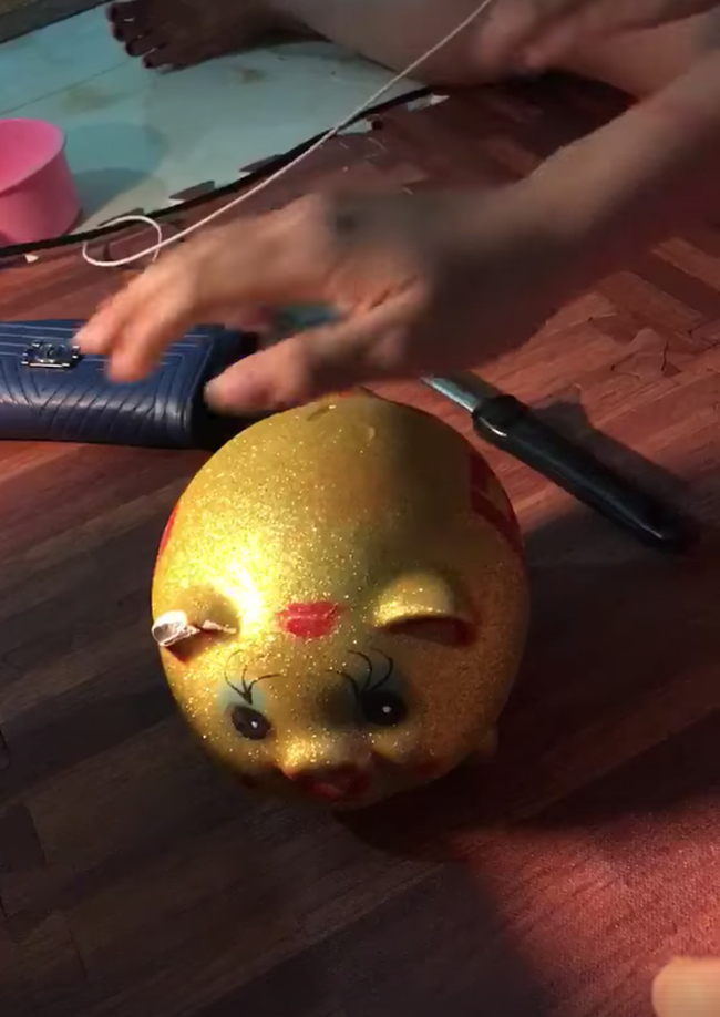 Dù rất khéo che đậy hành vi chôm tiền trong lợn tiết kiệm, anh chồng vẫn bị vợ thám tử vạch mặt dễ dàng, quá xấu hổ phải quỳ sụp xin tha-1