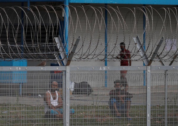 Cuộc sống bên trong ổ dịch Covid-19 lớn nhất Singapore: Hàng ngàn dân nhập cư sống chen chúc, chỉ cần 1 người nhiễm là quá đủ-3