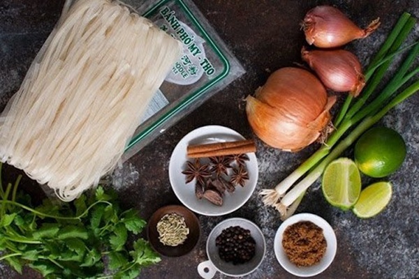 2 cách nấu phở gà ngon tại nhà đơn giản, chị em vụng mấy&nbsp;cũng làm được-1