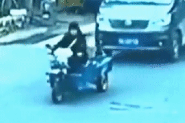 Cậu bé bật khóc vì quên lớp học và không nhớ ra cô giáo sau đợt dịch-1