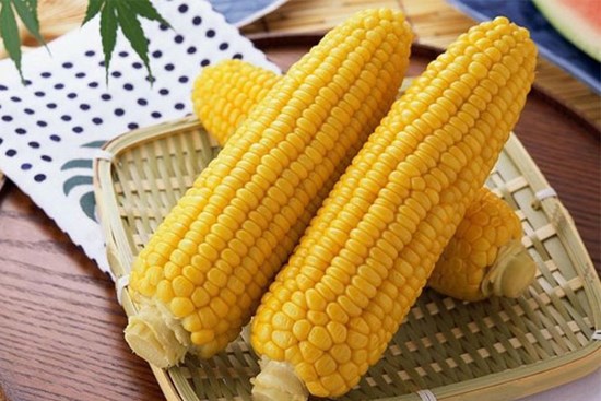 Không phải đường, thêm 2 nguyên liệu này vào nồi ngô luộc ngọt mềm ngon hết nấc