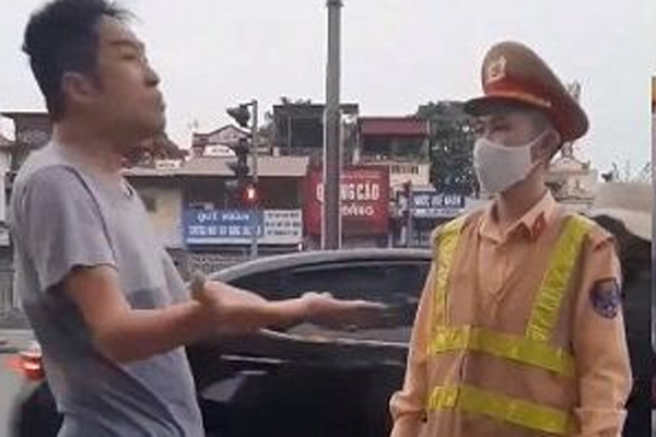 Ảnh: Ngày đầu tiên sau khi nới lỏng cách ly xã hội, đường phố Hà Nội đông đúc kéo dài, người dân chật vật đi làm dưới mưa-13