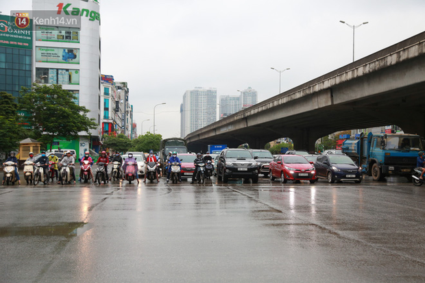 Ảnh: Ngày đầu tiên sau khi nới lỏng cách ly xã hội, đường phố Hà Nội đông đúc kéo dài, người dân chật vật đi làm dưới mưa-1
