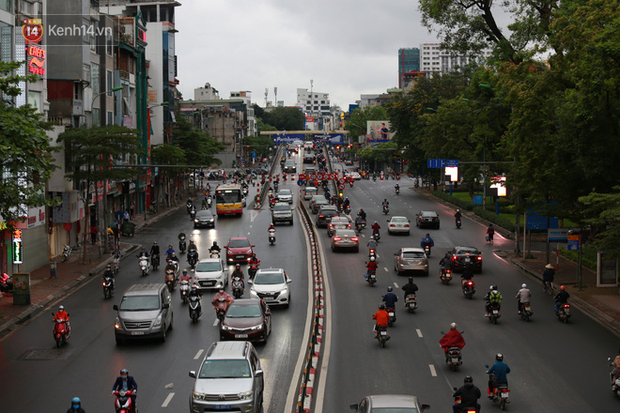 Ảnh: Ngày đầu tiên sau khi nới lỏng cách ly xã hội, đường phố Hà Nội đông đúc kéo dài, người dân chật vật đi làm dưới mưa-3