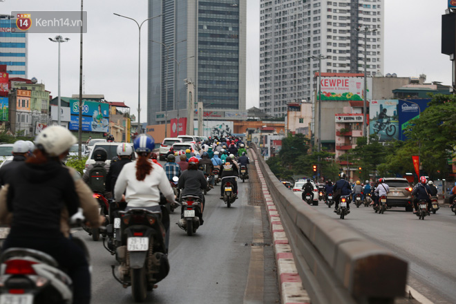 Ảnh: Ngày đầu tiên sau khi nới lỏng cách ly xã hội, đường phố Hà Nội đông đúc kéo dài, người dân chật vật đi làm dưới mưa-4