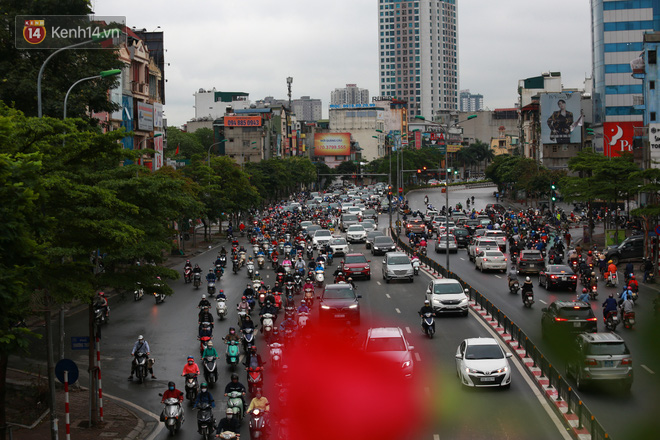 Ảnh: Ngày đầu tiên sau khi nới lỏng cách ly xã hội, đường phố Hà Nội đông đúc kéo dài, người dân chật vật đi làm dưới mưa-5