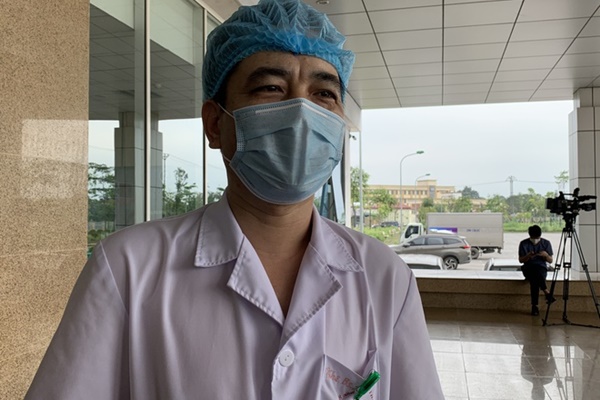 Bác sĩ điều trị bệnh nhân Covid-19 ở Hà Nội mặc bỉm khi làm việc-1