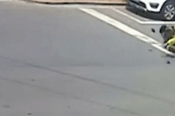 Tài xế mất kiểm soát khiến ôtô đâm mạnh vào vòng xuyến-1