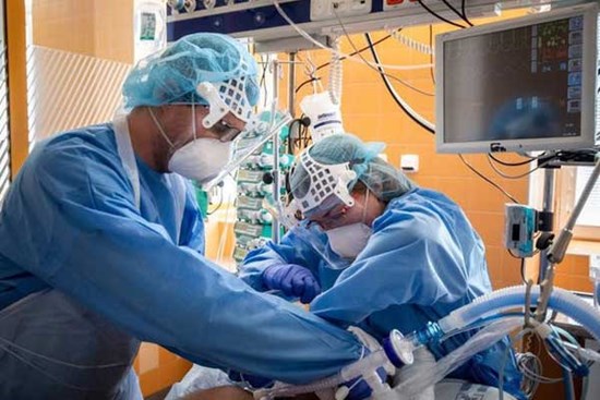 Đau thương trong ICU ở Anh: Y tá rút ống thở, nắm tay an ủi cho đến khi bệnh nhân trút hơi thở cuối cùng