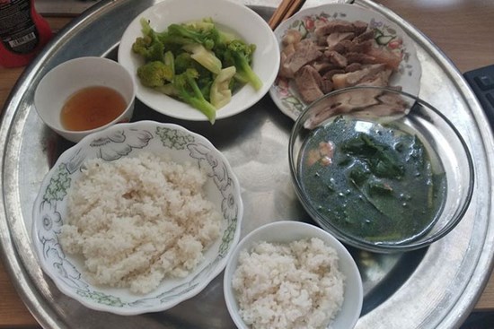 Mâm cơm nguội ngắt nhưng cô vợ thấy ngon nhất đời, lí do thực sự khiến tất cả lặng người