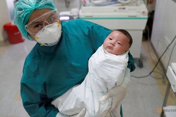 Em bé sơ sinh 1 tháng tuổi ở Thái Lan đã được chữa khỏi bệnh Covid-19-1