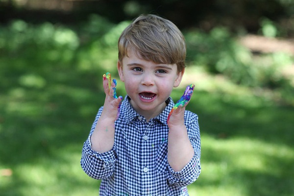 Hôm nay Hoàng tử Louis tròn 2 tuổi, Công nương Kate thực hiện bộ ảnh đặc biệt chưa từng thấy dành cho con trai út khiến người hâm mộ thích thú-1