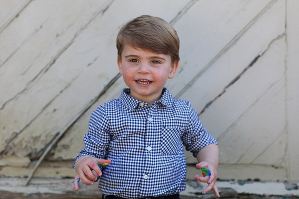 Hôm nay Hoàng tử Louis tròn 2 tuổi, Công nương Kate thực hiện bộ ảnh đặc biệt chưa từng thấy dành cho con trai út khiến người hâm mộ thích thú-2