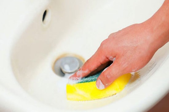 Bồn rửa mặt ố vàng có thể sạch bong như mới nhờ thứ gia vị nhà ai cũng có