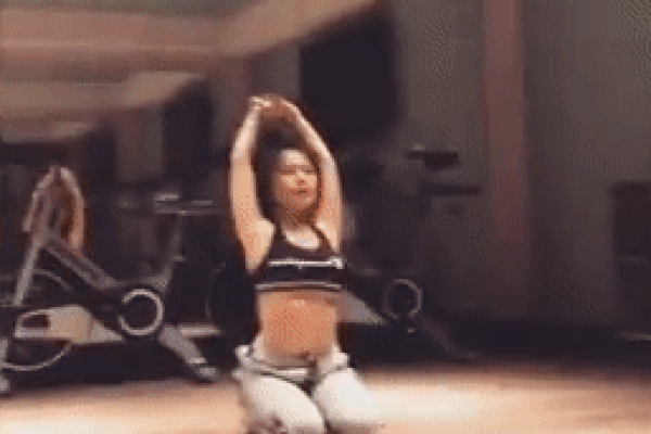 Hương Tràm bị chỉ trích gay gắt vì mặc váy ngắn, áo 2 dây đi chùa-5