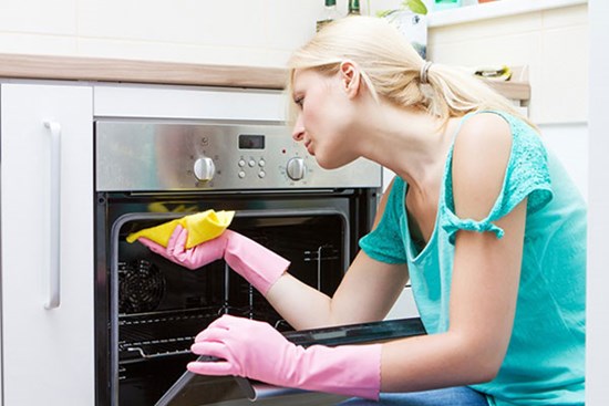 Cách vệ sinh lò nướng bằng baking soda và giấm