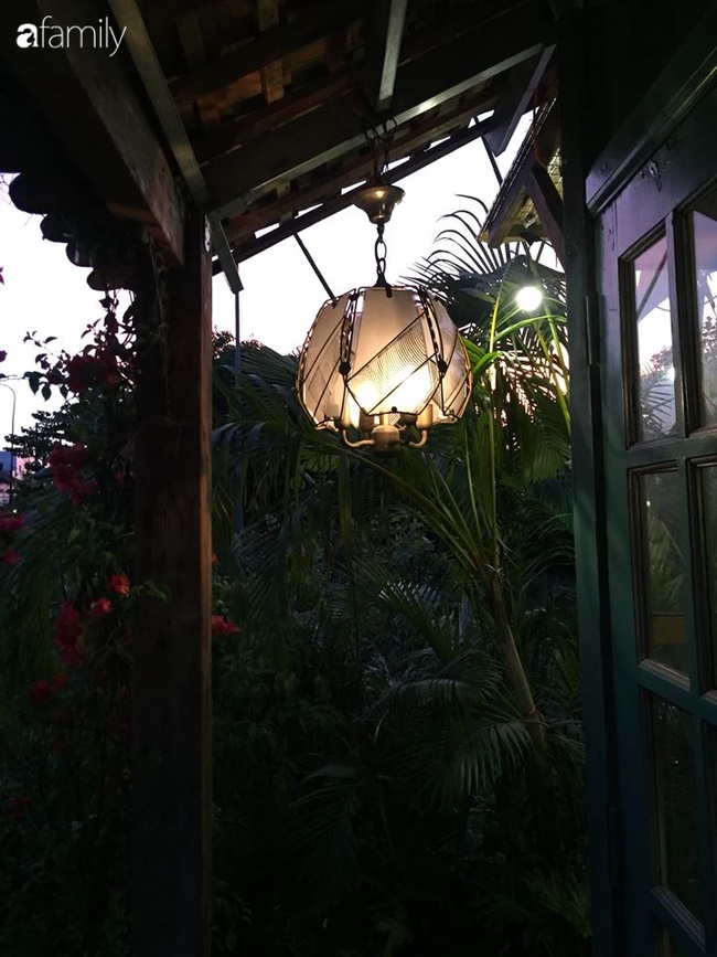 Ngó căn nhà sàn 28m² tự làm giữa Sài Gòn tấp nập vẫn ngập tràn ánh nắng, toàn màu xanh cỏ cây ngoài hiên nhà với chi phí chưa đến 100 triệu đồng-7