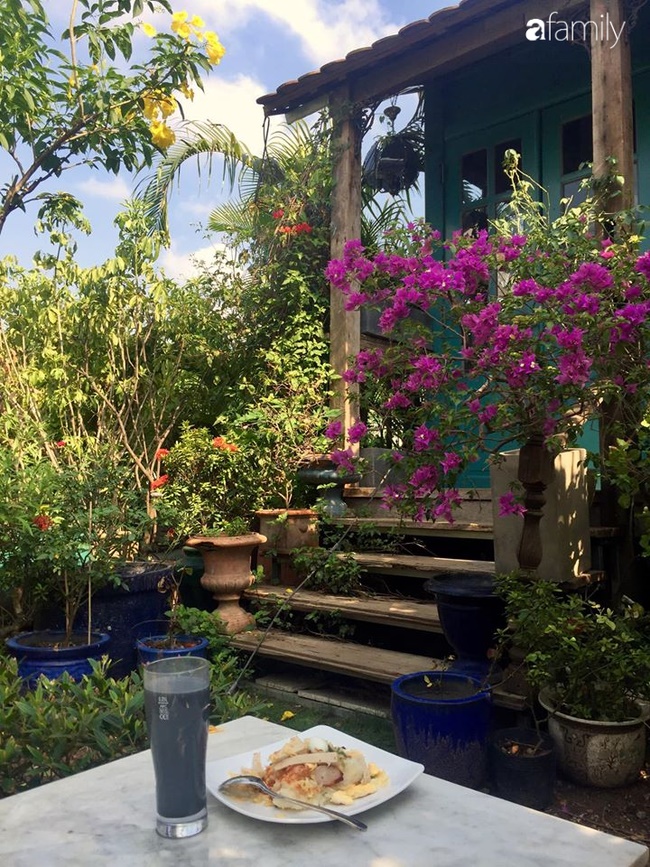 Ngó căn nhà sàn 28m² tự làm giữa Sài Gòn tấp nập vẫn ngập tràn ánh nắng, toàn màu xanh cỏ cây ngoài hiên nhà với chi phí chưa đến 100 triệu đồng-10