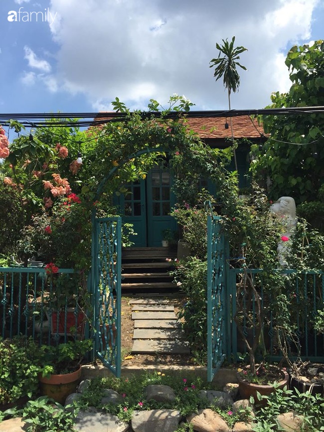 Ngó căn nhà sàn 28m² tự làm giữa Sài Gòn tấp nập vẫn ngập tràn ánh nắng, toàn màu xanh cỏ cây ngoài hiên nhà với chi phí chưa đến 100 triệu đồng-12