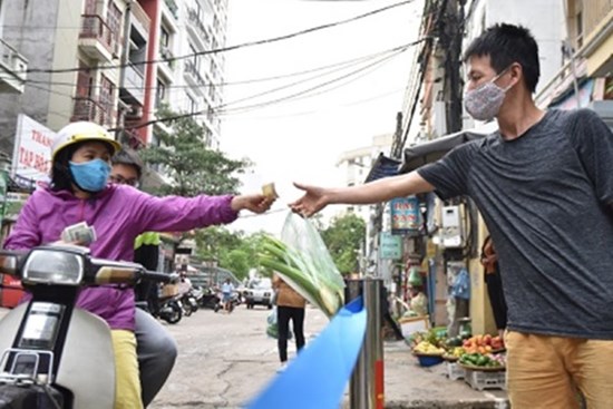 Khu chợ yêu cầu đứng xa 2 mét mới bán hàng