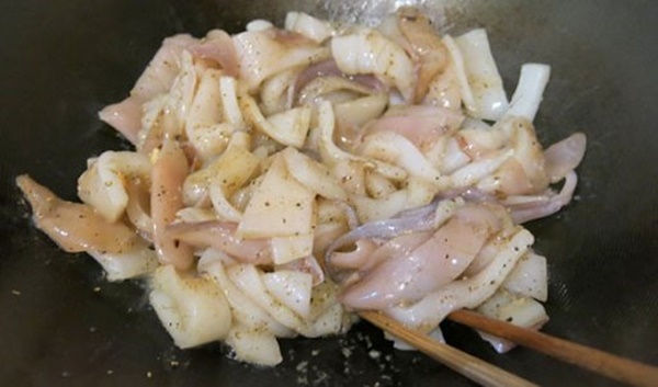 Mực xào chua ngọt ngon mà cách làm đơn giản cả nhà ai cũng thích-4